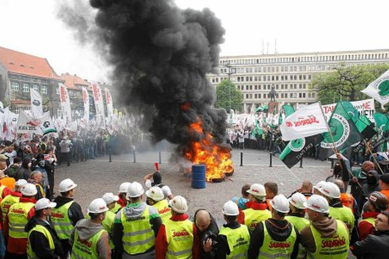 Górnicy na emeryturze walczą o deputat węglowy i pieniądze. Grożą, że zorganizują "drugi Majdan".