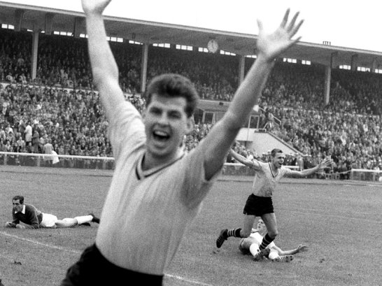 Freidhelm "Timo" Konietzkta cieszy się z historycznie pierwszego gola Bundesligi.