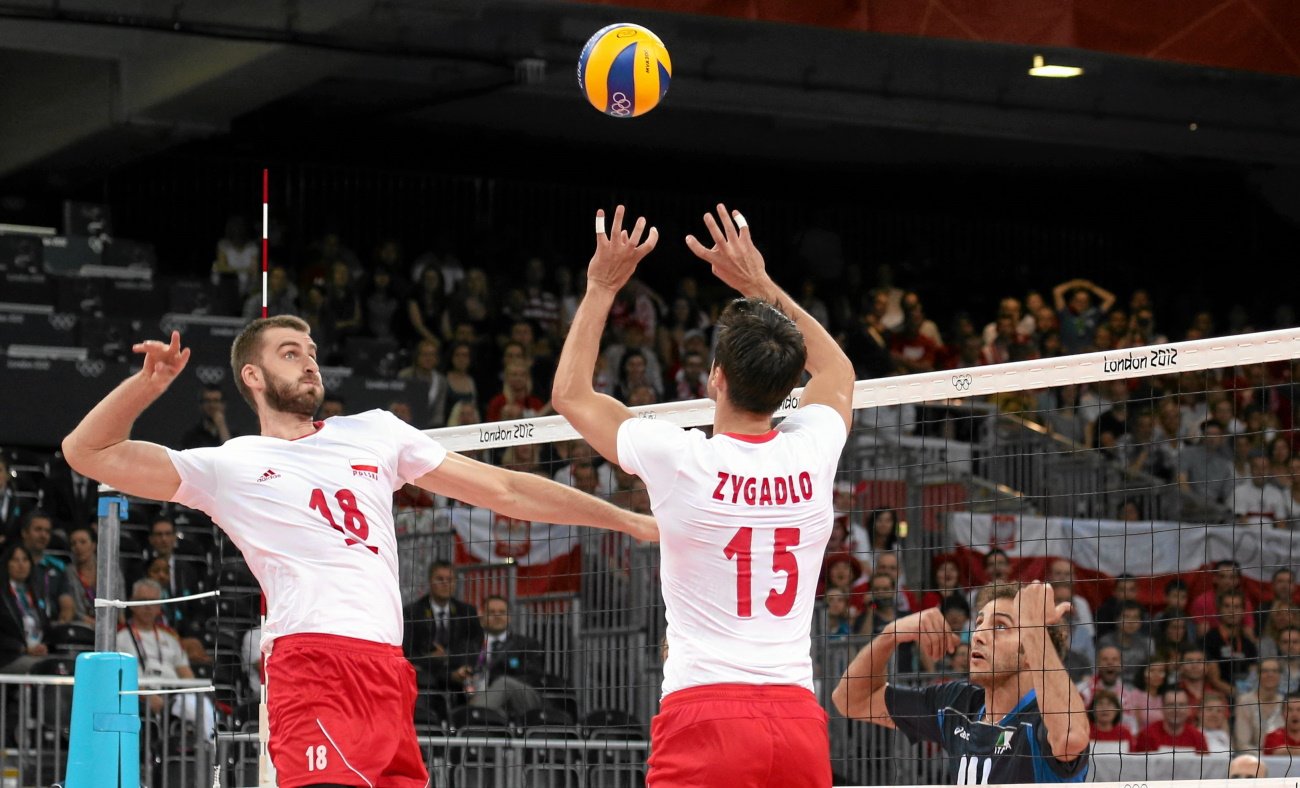 Marcin Możdżonek atakuje w meczu igrzysk olimpijskich w Londynie