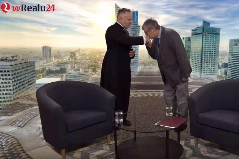 Gość prawicowej telewizji namawia do całowani księży po rekach.