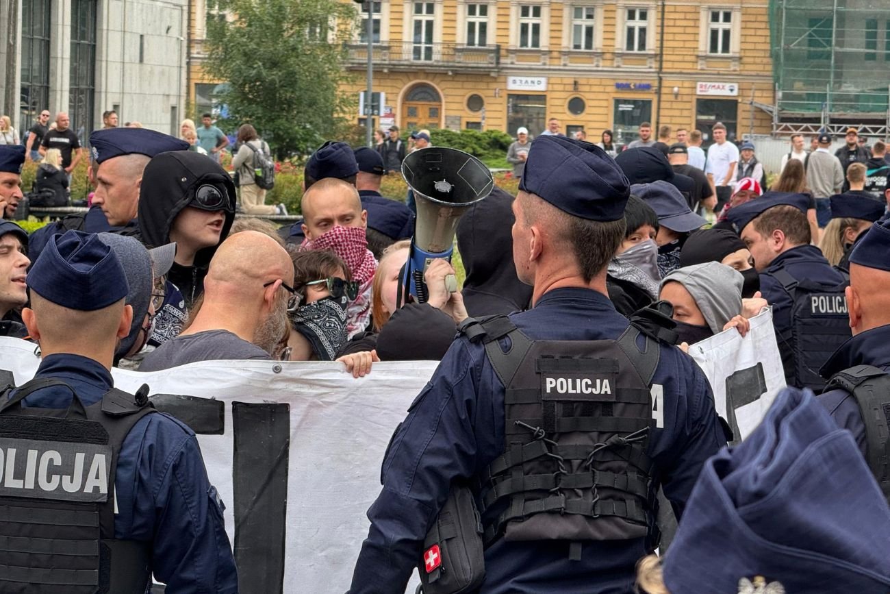 Policja rozdzieliła manifestantów w Warszawie. Zamieszanie podczas akcji Konfederacji Policja wkroczyła do akcji podczas manifestacji Konfederacji w Warszawie