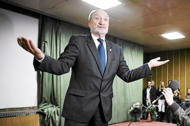 Więcej wzniosłych słów, mniej nowoczesnego sprzętu? Czy wiceprezes PiS Antoni Macierewicz właśnie tak zamierza kierować MON?