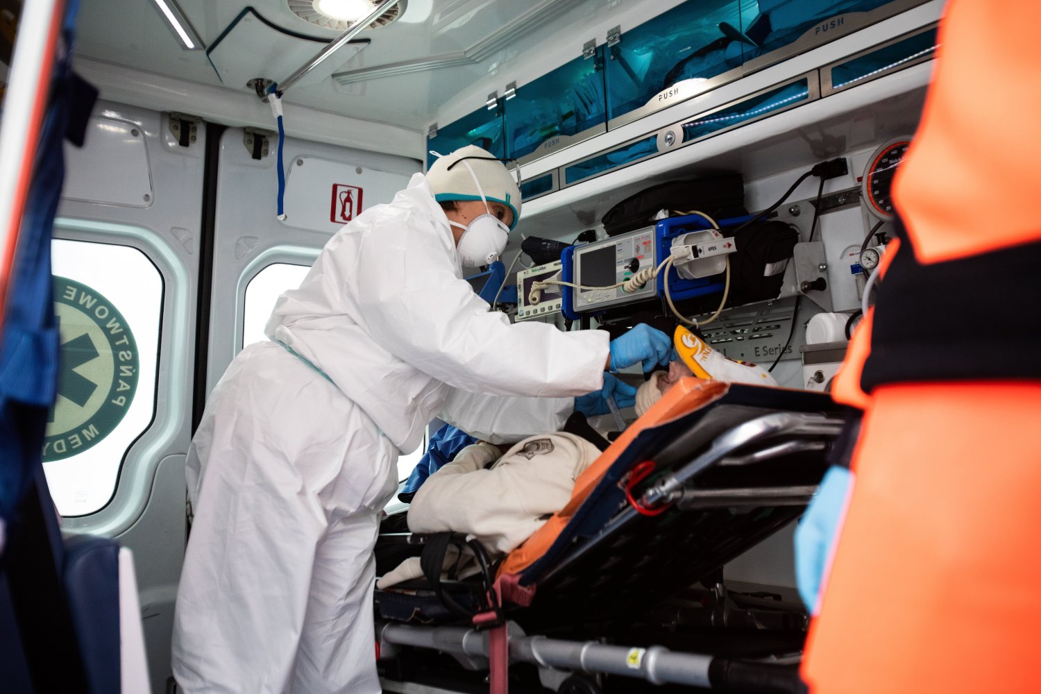 Prawie 8 700 nowych zakażeń covid-19 w nowym raporcie MZ z 17 lutego.