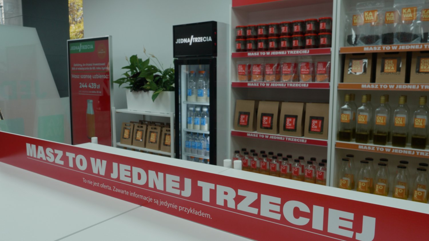 "Jedna Trzecia" to tymczasowy "sklep" otwarty przez mBank przy ulicy Puławskiej 111A w Warszawie. Pokazuje on, jak może po osiągnięciu wieku emerytalnego wyglądać codzienność osób, które zawczasu nie zaczną oszczędzania i inwestowania.