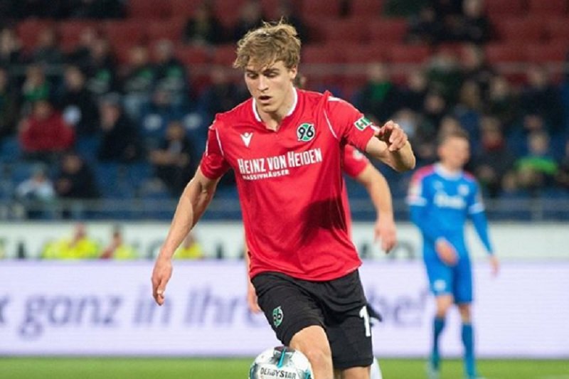 Timo Huebers, piłkarz grającego w 2. Bundeslidze Hannoveru 96 jest zakażony koronawirusem.