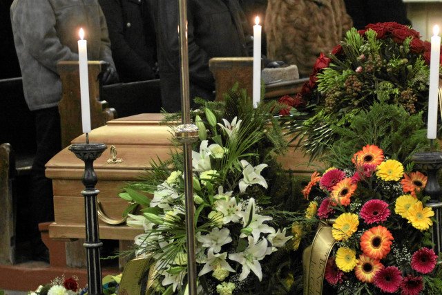 Pijany ksiądz chciał odprawić pogrzeb, później rozbił samochód.