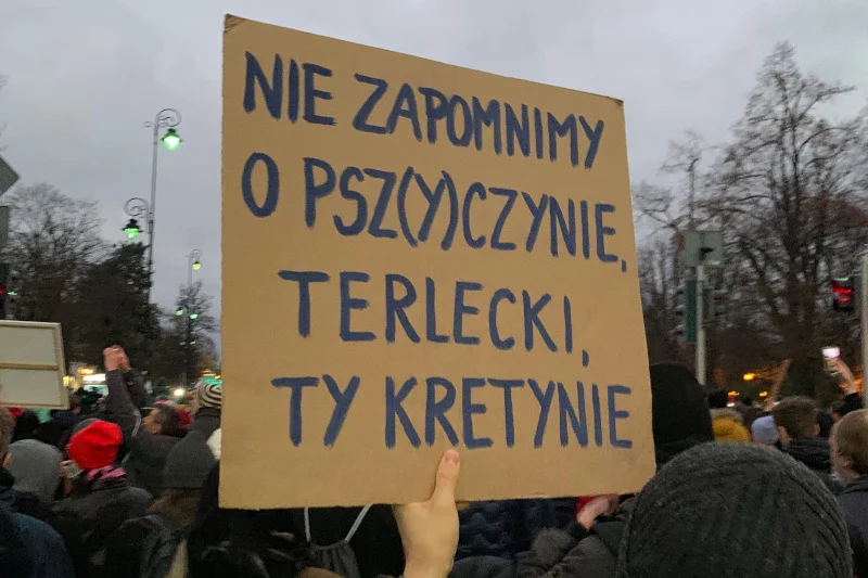 Po hasłem "Ani jednej więcej" odbywa się w Warszawie demonstracja zorganizowana po śmierci 30-letniej Izabeli z Pszczyny.