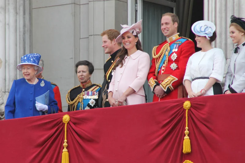 Książka"Brytyjska monarchia od kuchni" bierze pod lupę prywatne życie członków rodziny królewskiej od Elżbiety I do Elżbiety II. Autor dokonuje też skrupulatnej analizy brytyjskich dworów.