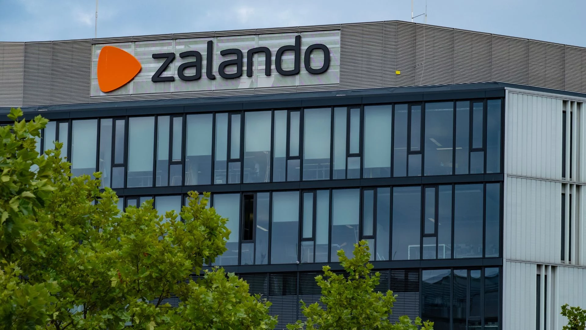 Zalando zamyka magazyn. Wiadomo, ile osób straci pracę – przerażająca liczba
