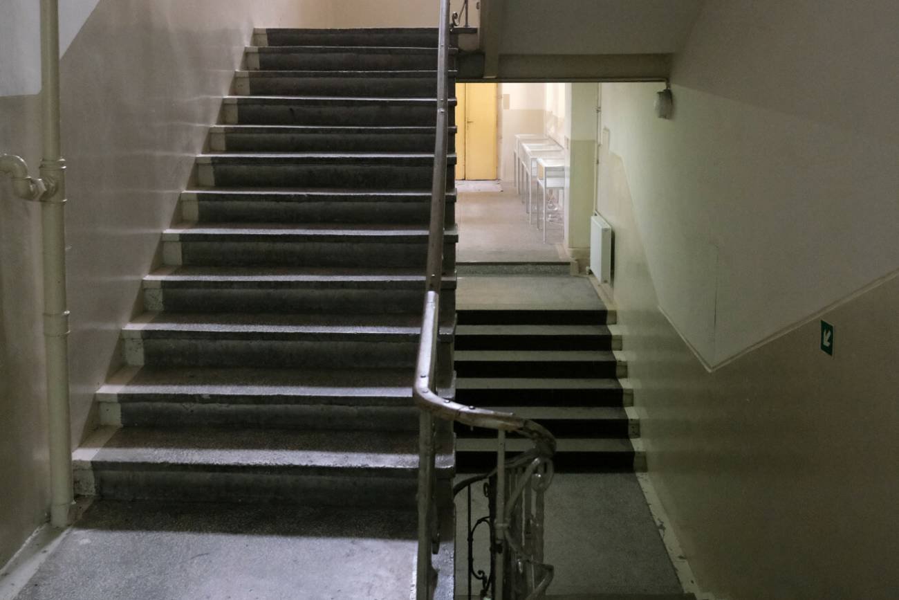 Warszawa. Mężczyzna ze strzykawką niszczy drzwi i zamki