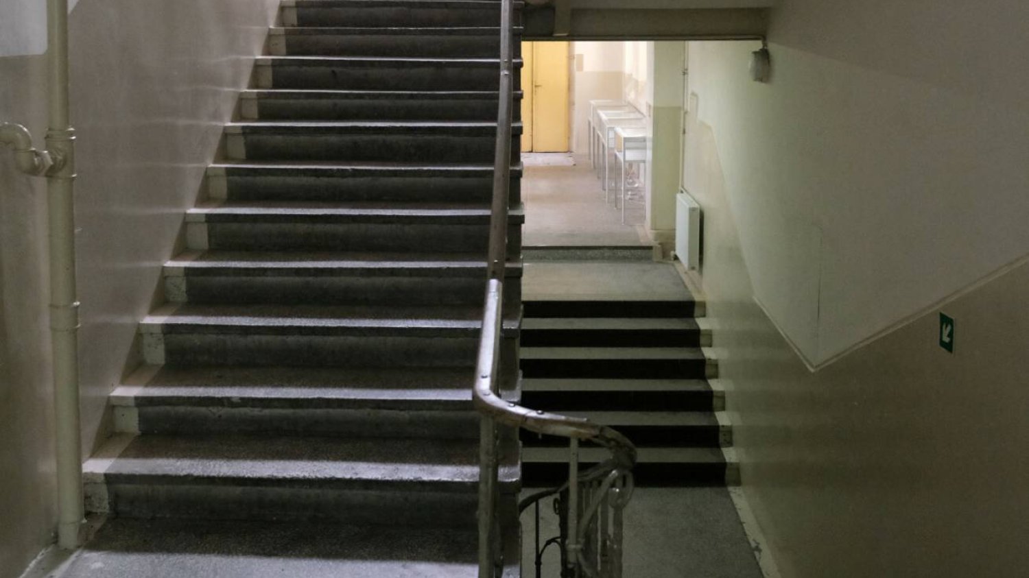 Warszawa. Mężczyzna ze strzykawką niszczy drzwi i zamki