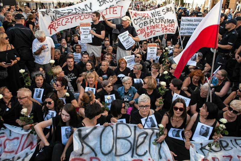 Protestujący zablokowali trasę przemarszu marszu ONR.