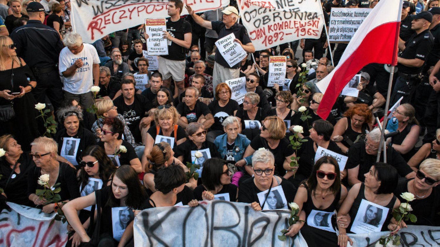Protestujący zablokowali trasę przemarszu marszu ONR.