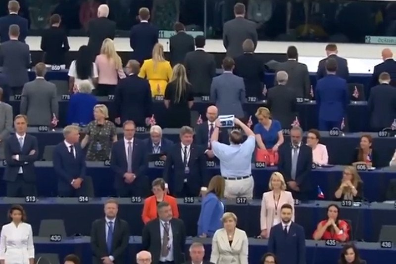 "Brexitowcy" stoją odwróceni, Zalewska i Waszczykowski siedzą – taki obraz z inauguracyjnego posiedzenia parlamentu UE poszedł w świat.