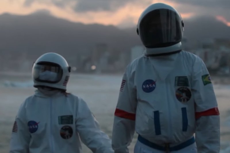 Para emerytów z Brazylii spaceruje w skafandrach astronautów, żeby chronić się przed koronawirusem.