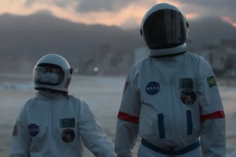 Para emerytów z Brazylii spaceruje w skafandrach astronautów, żeby chronić się przed koronawirusem.