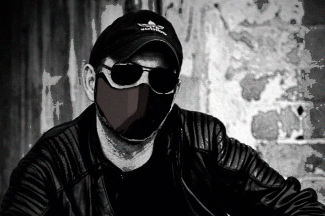 "WSI. Żołnierze przeklęci" to książka przedstawiająca w negatywnym świetle likwidację Wojskowych Służb Informacyjnych i powołanie Służby Kontrwywiadu Wojskowego. Jej autorami są Kafir (na zdjęciu) i Wolf, byli oficerowie WSI i SKW