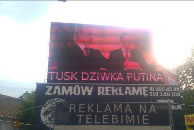 Niepoważny żart wzbudził emocje, niektórzy przechodnie... bili brawo.