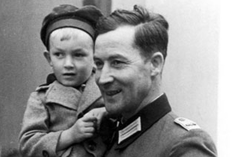 Kapitan Wilm Hosenfeld z polskim dzieckiem. Przed wojną oficer był nauczycielem w jednej z wiejskich szkół.