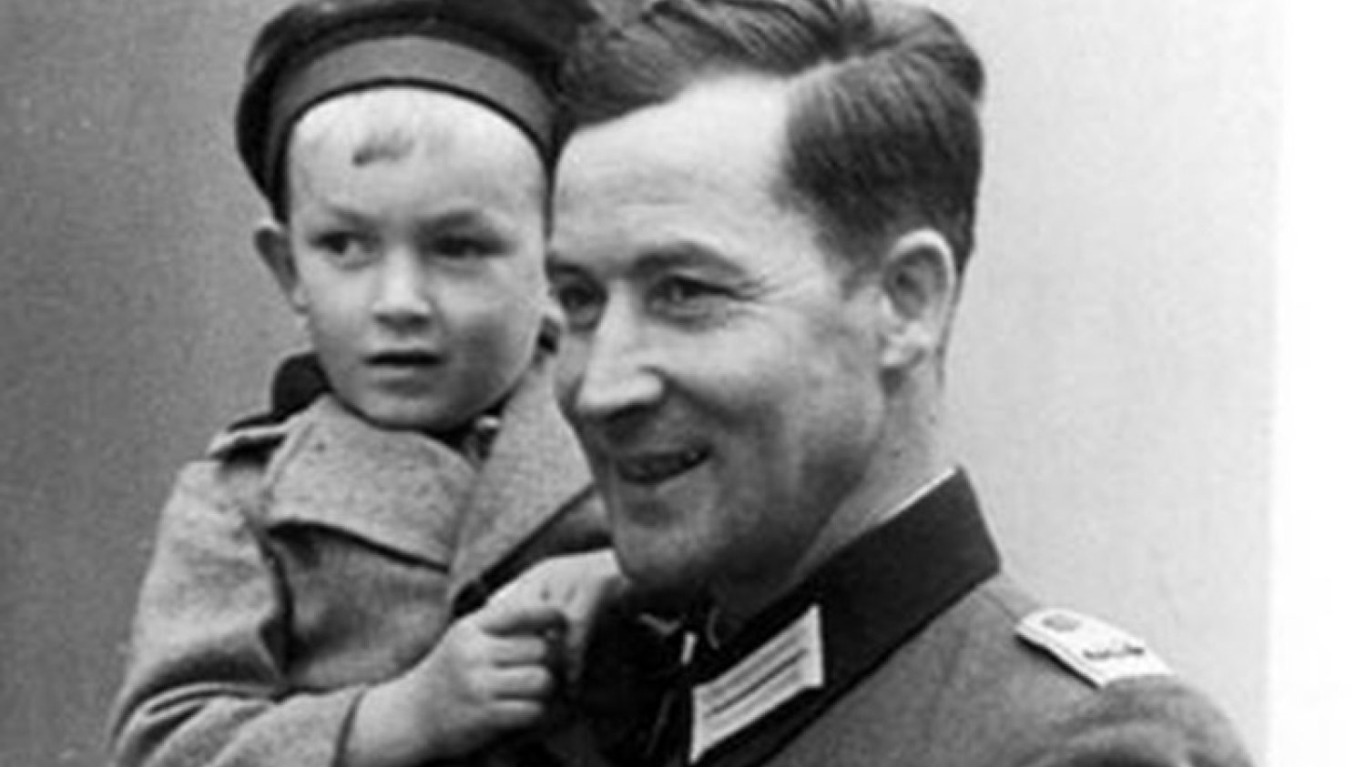 Kapitan Wilm Hosenfeld z polskim dzieckiem. Przed wojną oficer był nauczycielem w jednej z wiejskich szkół.