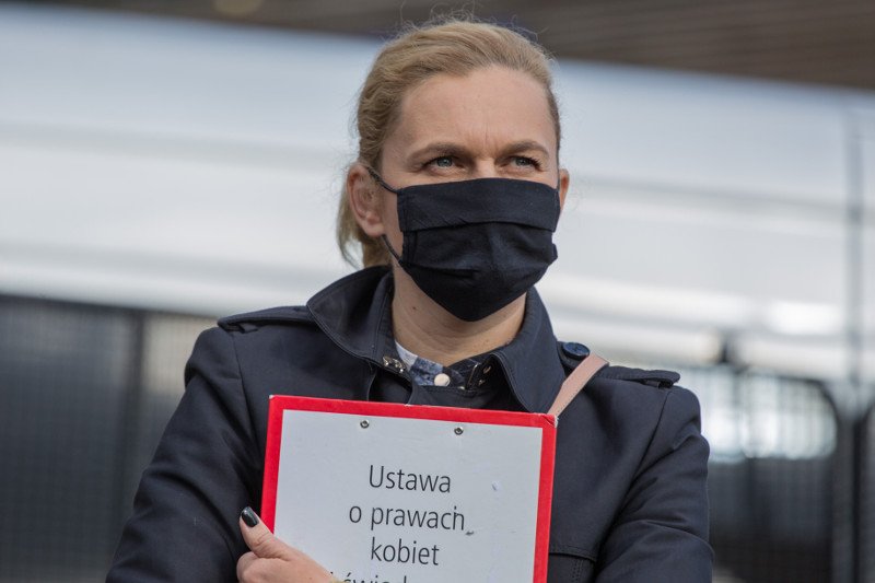 Barbara Nowacka została zaatakowana przez policjanta gazem pieprzowym.