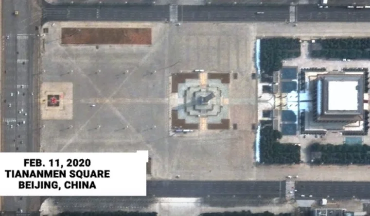 W 2020 chińskie, gigantyczne place, takie jak Plac Niebiańskiego Spokoju, w czasie pandemii covid-19 stały się zupełnie wyludnione.