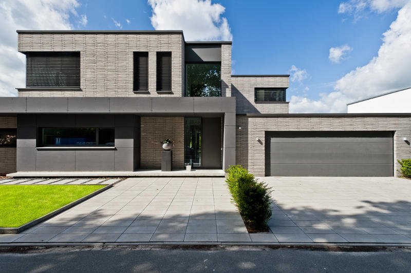 Dom wybudowany z zastosowaniem specjalnych cegieł Long John Grey, które przypominają bardziej cienką belkę niż prostokąt tradycyjnej cegły. Powstały z myślą o minimalistycznym, nowoczesnym budownictwie.