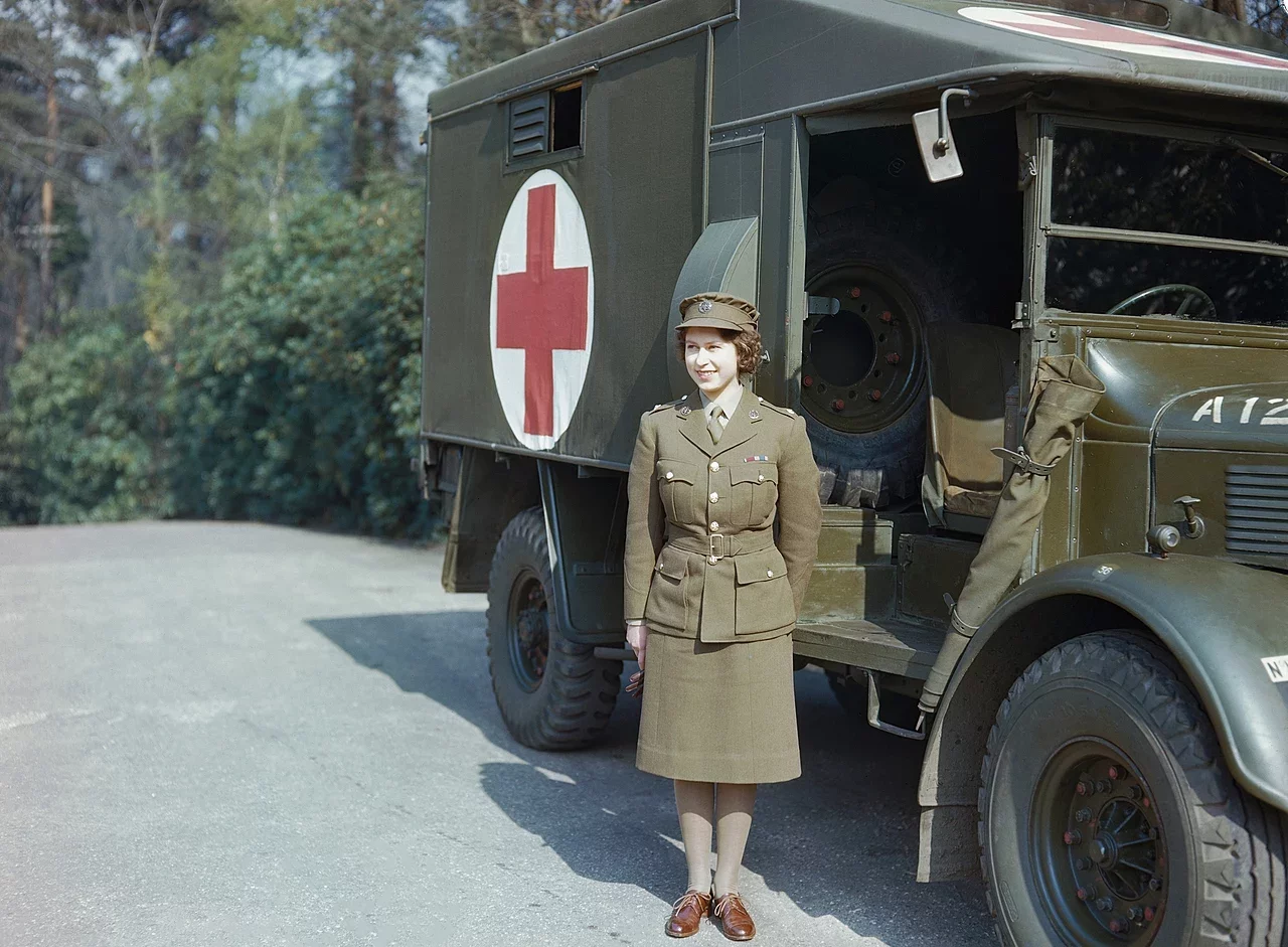19-letnia Elżbieta w 1945 r. w mundurze Auxiliary Territorial Service.