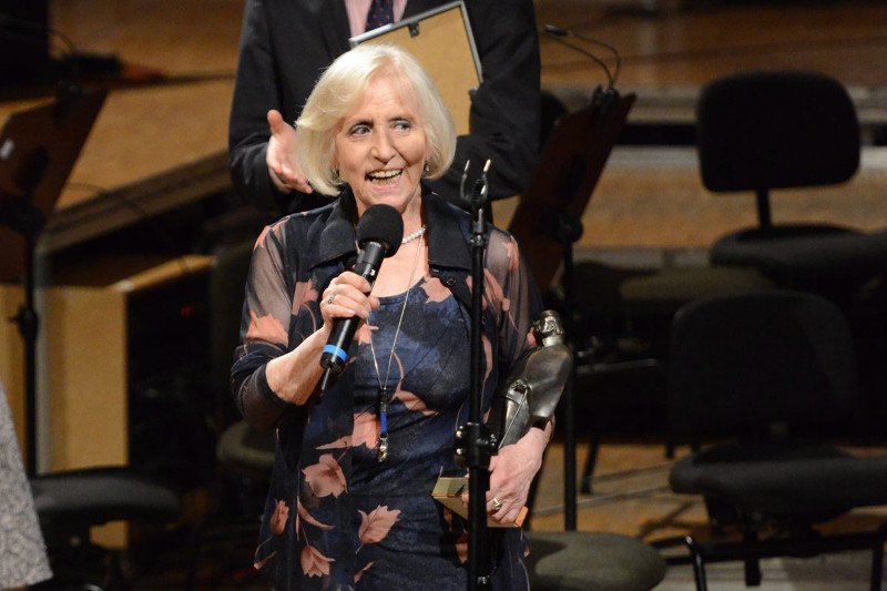 Janina Jankowska odbiera nagrodę specjalna Studia Reportażu i Dokumentu Polskiego Radia podczas gali Reportażystów Polskich Melchiory 2015.