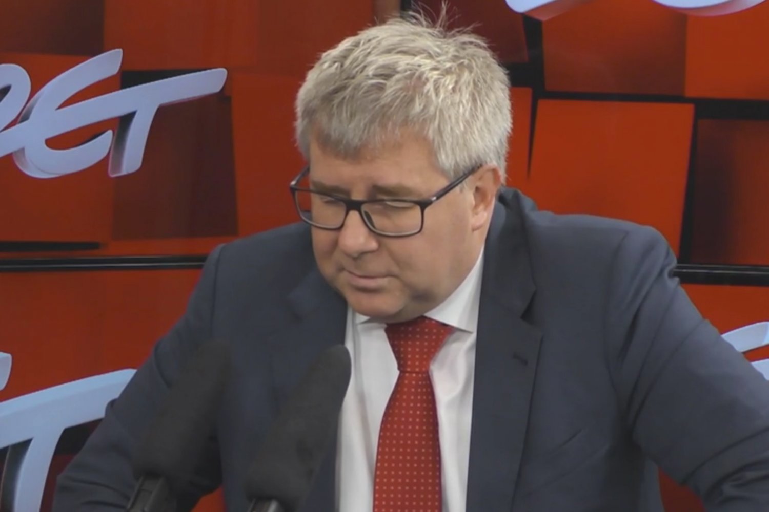Ryszard Czarnecki w studiu głęboko się zamyślił, ale na większość pytań o sport nie znał odpowiedzi.