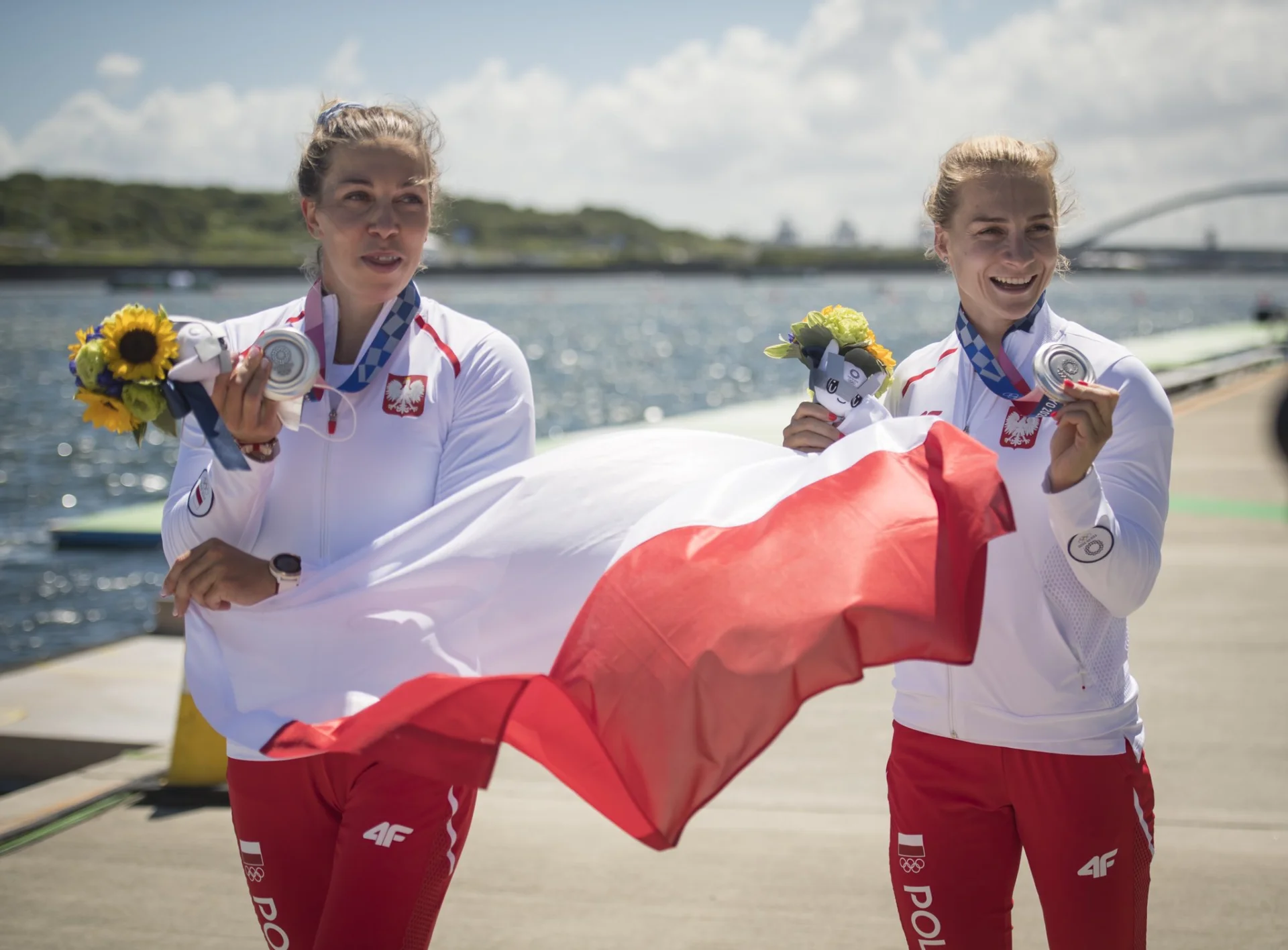 Karolina Naja i Anna Puławska na mecie w Tokio i ze srebrnymi medalami igrzysk.