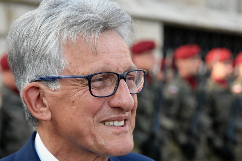 Piotrowicz przelot tłumaczy koniecznością przewiezienia lekarstwa dla żony. Specjalistów to nie przekonuje.