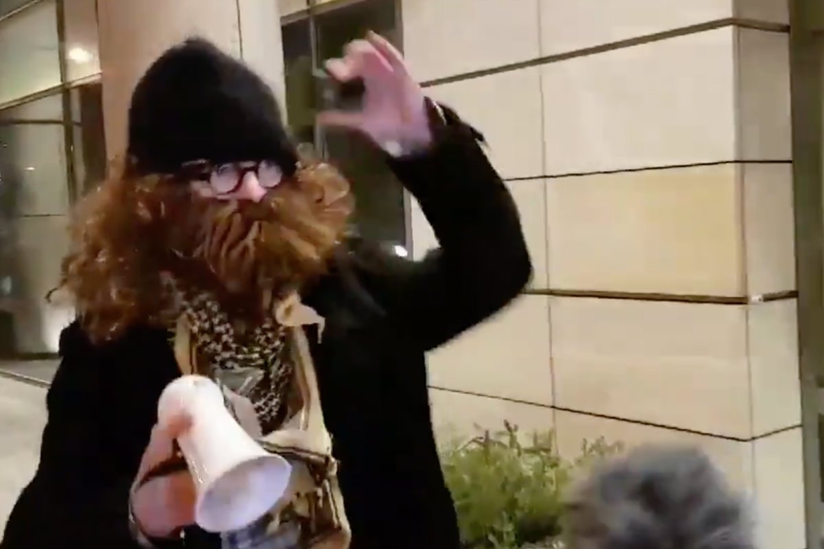 Pracownik TVP prowokował protestujących przed ich atakiem na Magdalenę Ogórek.