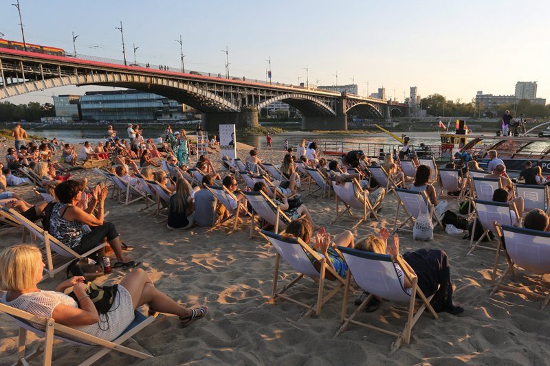 Plaża przy Poniacie (moście Poniatowskiego) to jedno z ulubionych miejsc warszawiaków. Policjanci ostrzegają jednak przed pływaniem w tym miejscu oraz mandatami.