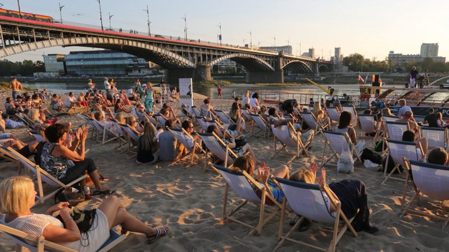 Plaża przy Poniacie (moście Poniatowskiego) to jedno z ulubionych miejsc warszawiaków. Policjanci ostrzegają jednak przed pływaniem w tym miejscu oraz mandatami.