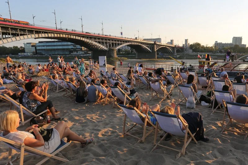 Plaża przy Poniacie (moście Poniatowskiego) to jedno z ulubionych miejsc warszawiaków. Policjanci ostrzegają jednak przed pływaniem w tym miejscu oraz mandatami.