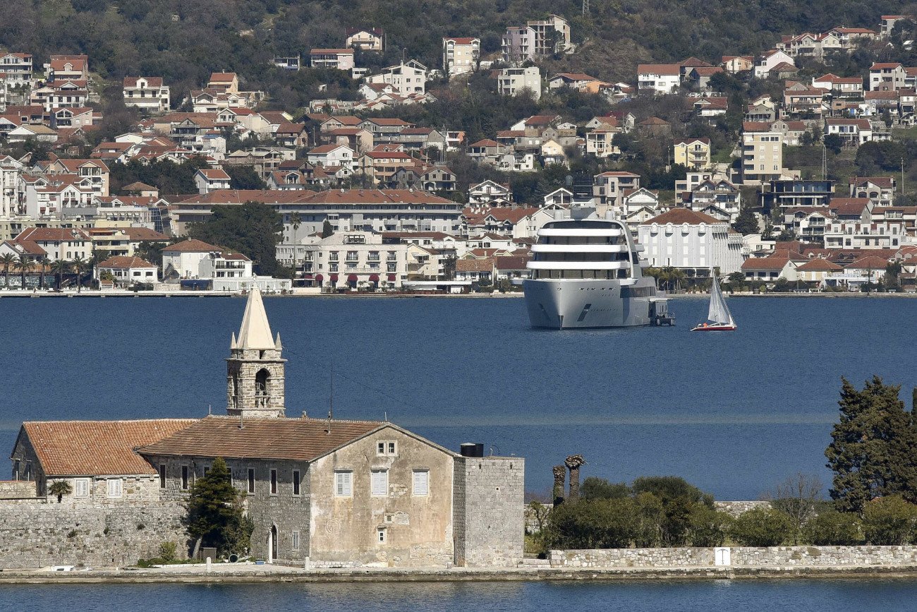 Czarnogóra nałożyła sankcje na Rosję. Na zdjęciu zakotwiczony w Tivacie superjacht Romana Abramowicza
