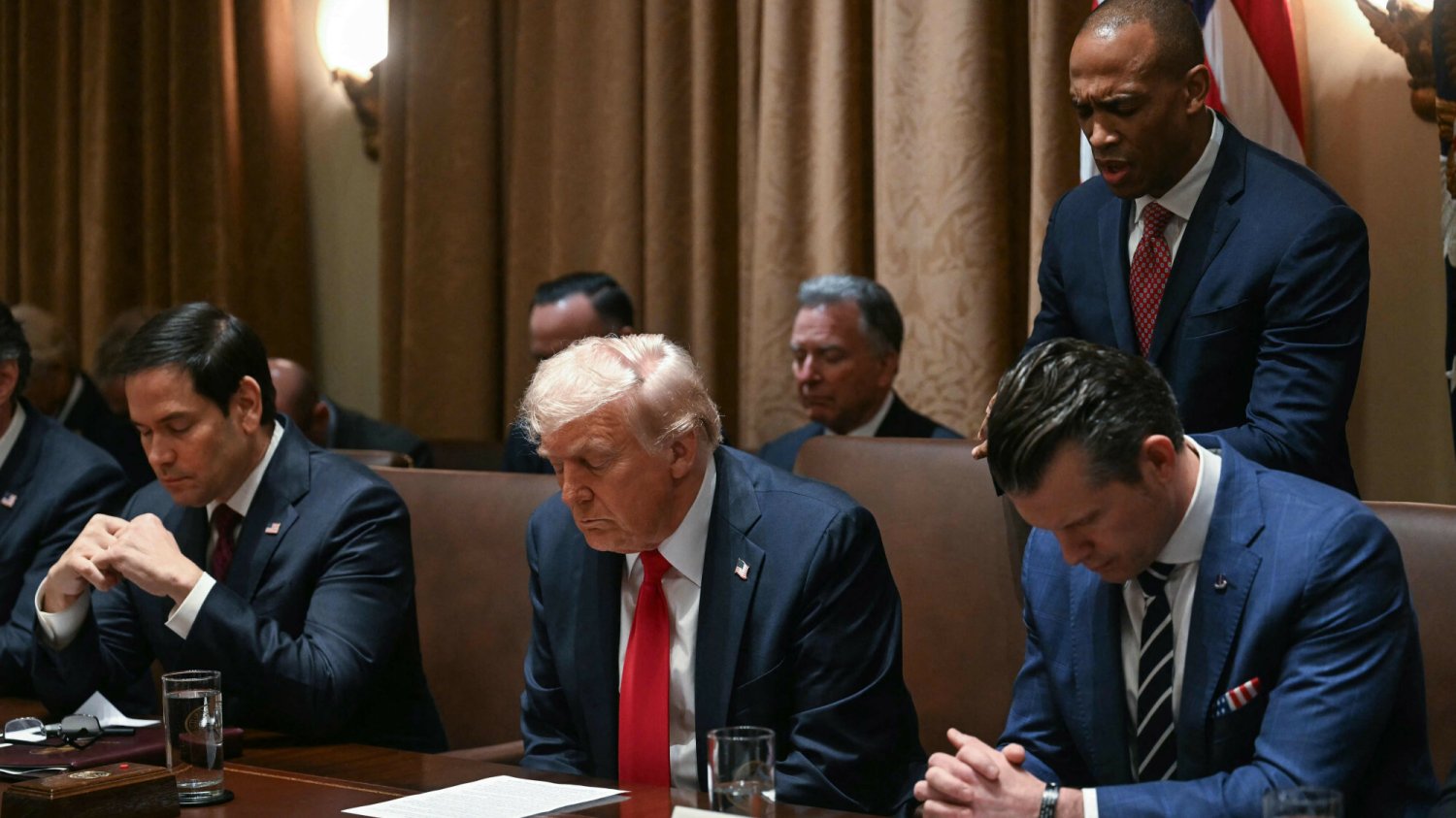 Pierwsze spotkanie gabinetu Trumpa. Zaczęto je od modlitwy