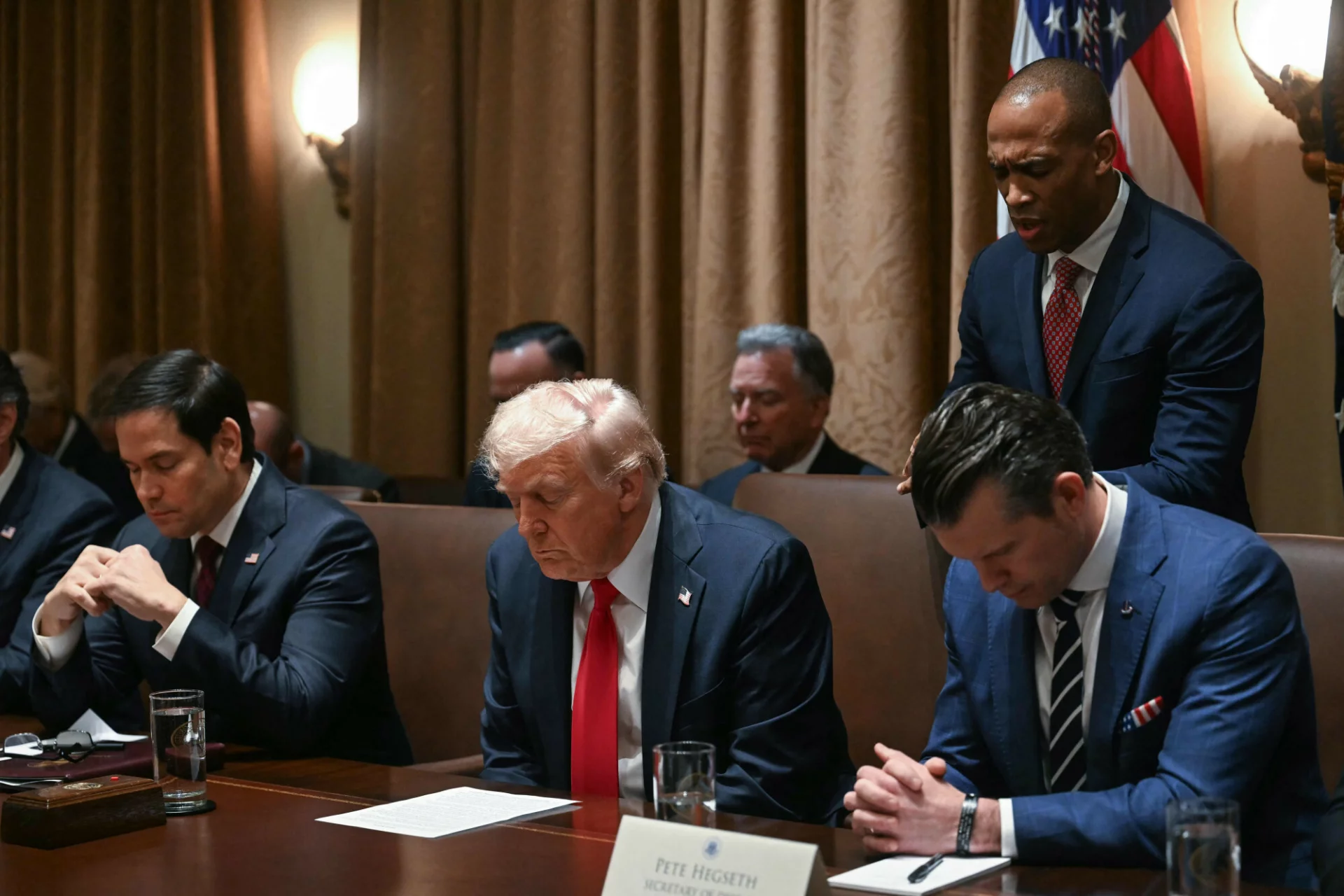 Pierwsze spotkanie gabinetu Trumpa. Zaczęto je od modlitwy