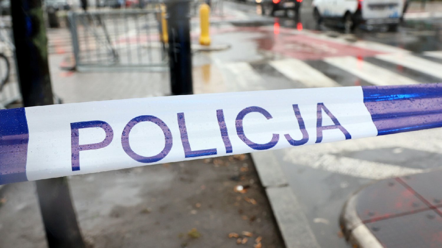 Wypadek w Krakowie. Mężczyzna na wózku znalazł się pod ciężarówką.