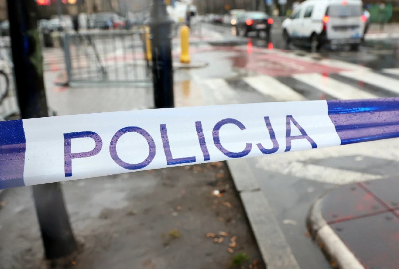 Wypadek w Krakowie. Mężczyzna na wózku znalazł się pod ciężarówką.