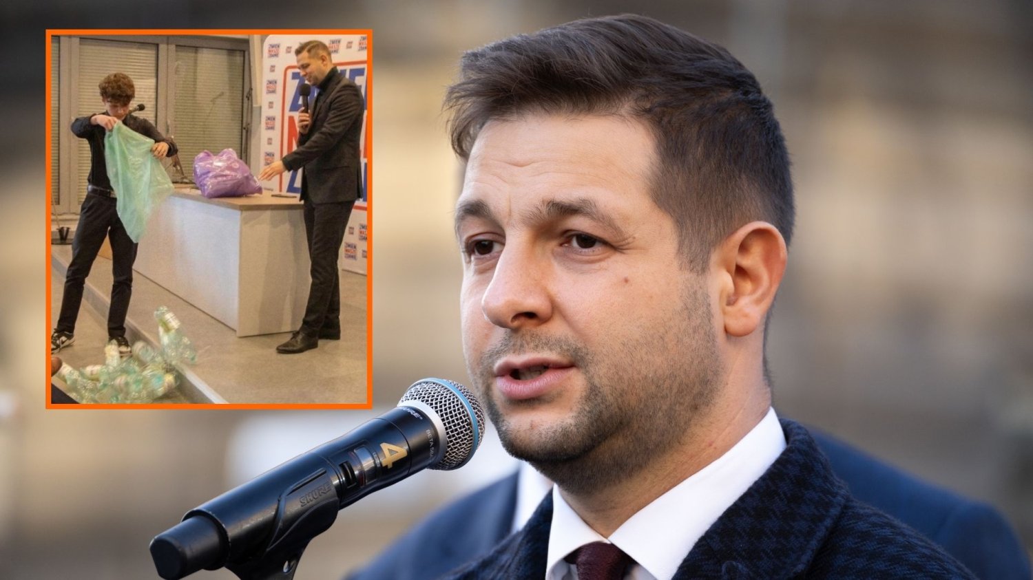 Konfederaci wyprowadzili Jakiego z równowagi. Wysypali przed nim śmieci Patryk Jaki, happening Konfederacji na spotkaniu z Jakim - osoba wysypująca przed nim puste butelki.