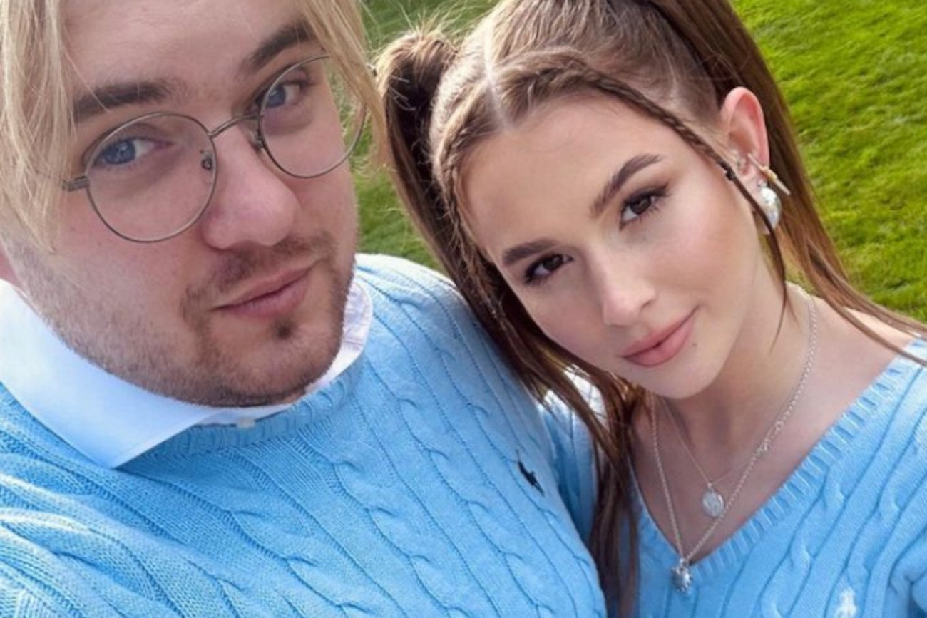 Roxie świętuje sukces z narzeczonym.