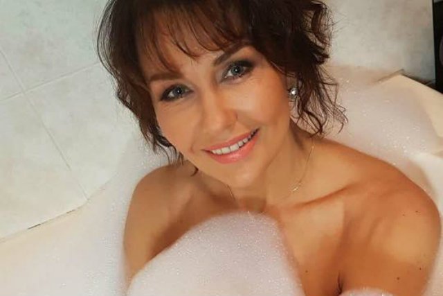 Anna Popek postanowiła zareklamować w wannie Wielki Test dotyczący seriali.