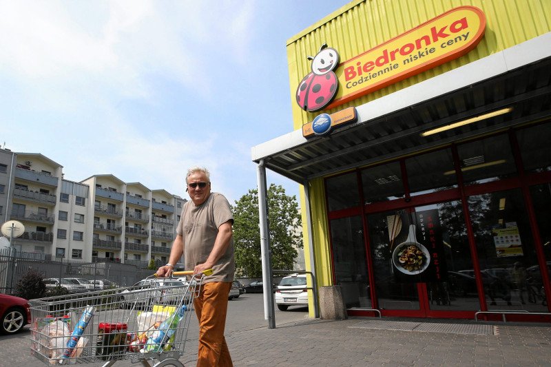 Kto skasuje zakupy Polaków, skoro nie ma chętnych do pracy w Biedronce.