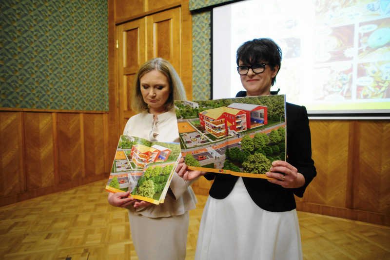 Joanna Kluzik-Rostkowska zatrudniła znajomą. (Na zdjęciu z Marią Lorek, autorką podręcznika dla pierwszoklasistów).