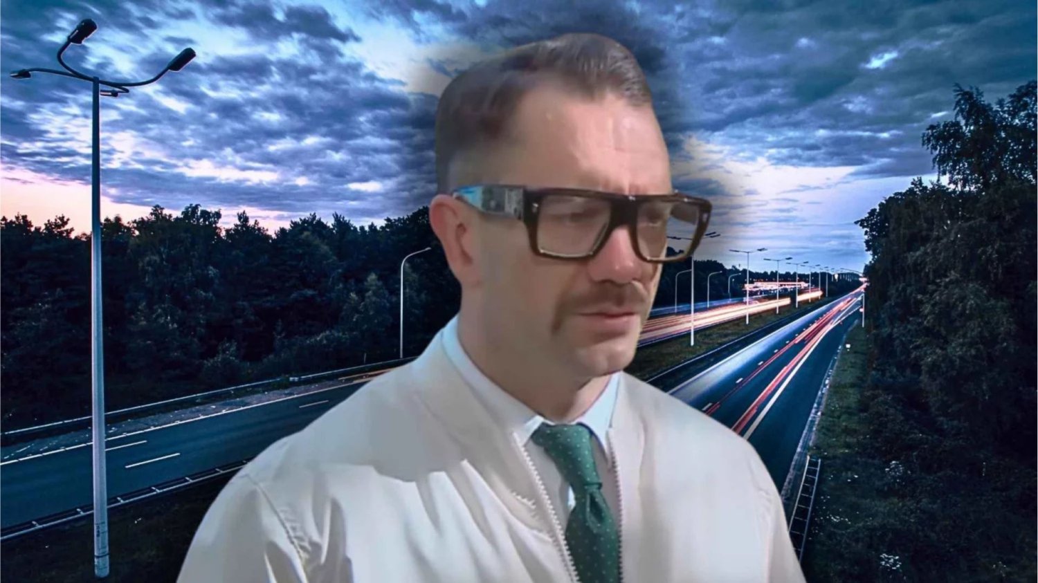 Łukasz Mejza z kolejnym mandatem za prędkość. Konsekwencje mogą go tym razem zaboleć Łukasz Mejza na tle ulicy