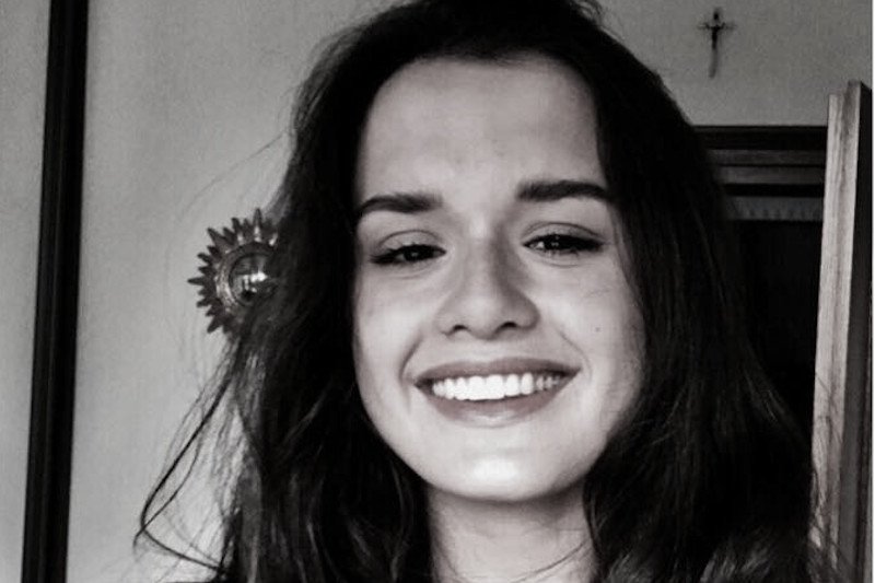 Rodzice zmarłej apelują, by składać na jej grobie białe róże.