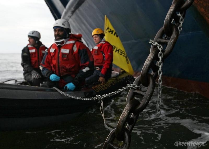 Działacze Greenpeace w czasie protestu przy platformie Prirazlomnaja.