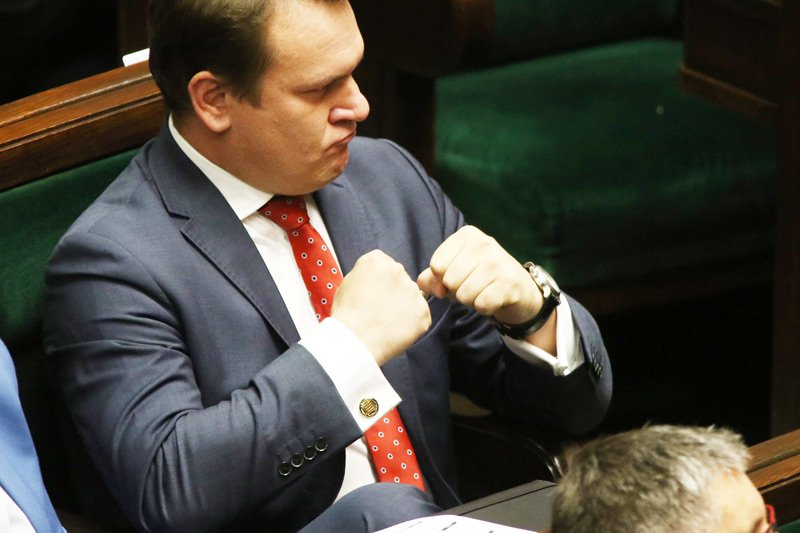 Poseł Dominik Tarczyński (PiS), który szczyci się swoim katolicyzmem, na prośbę o życzenia świąteczne odpowiedział życzeniem... wszystkiego najgorszego.